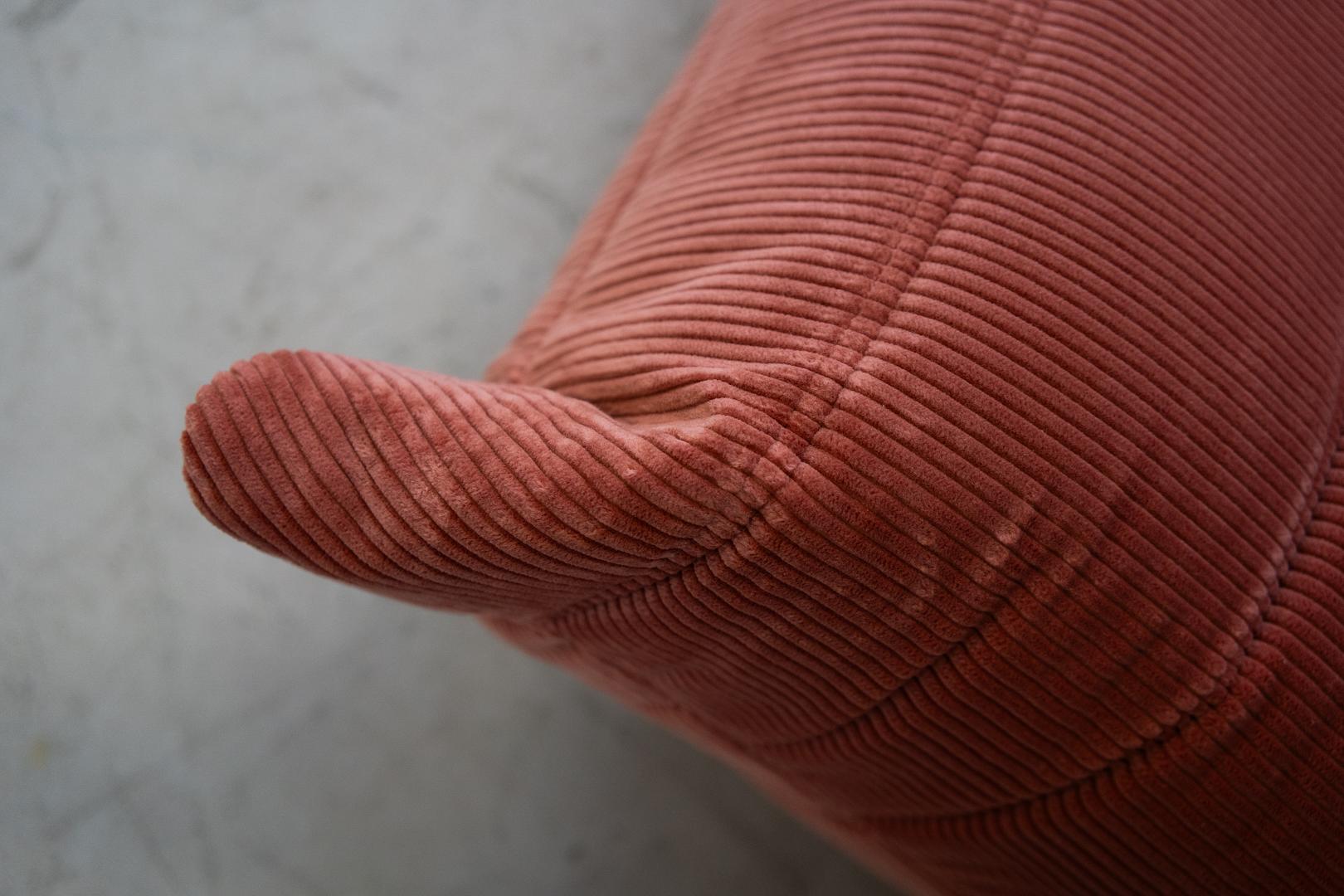 Togo poltrona e pouf set velluto a coste corallo 7