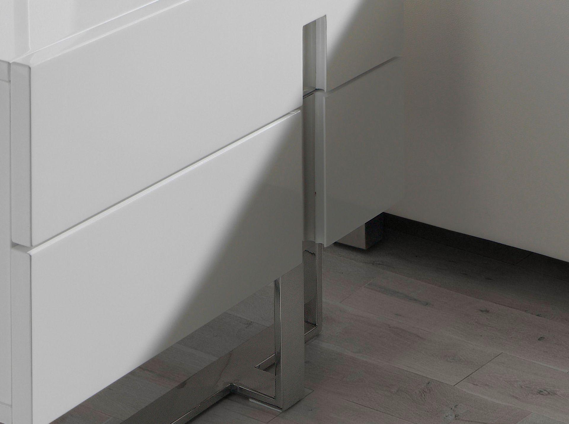 Nightstand
Chrome-plated steel
White 7