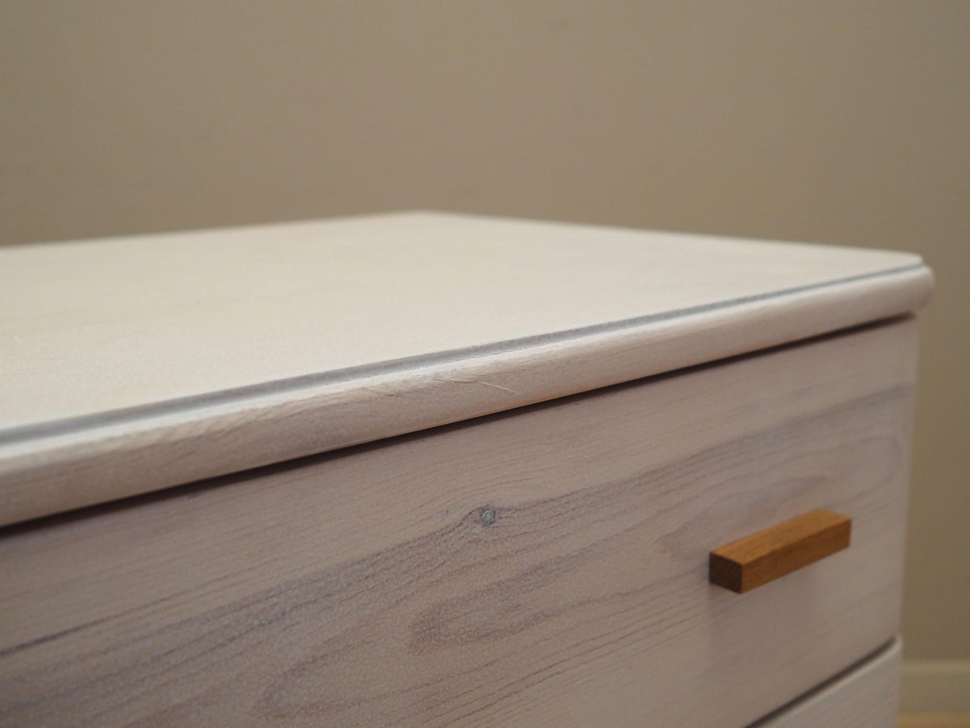 Chest of drawers
Pine wood
1960s 9