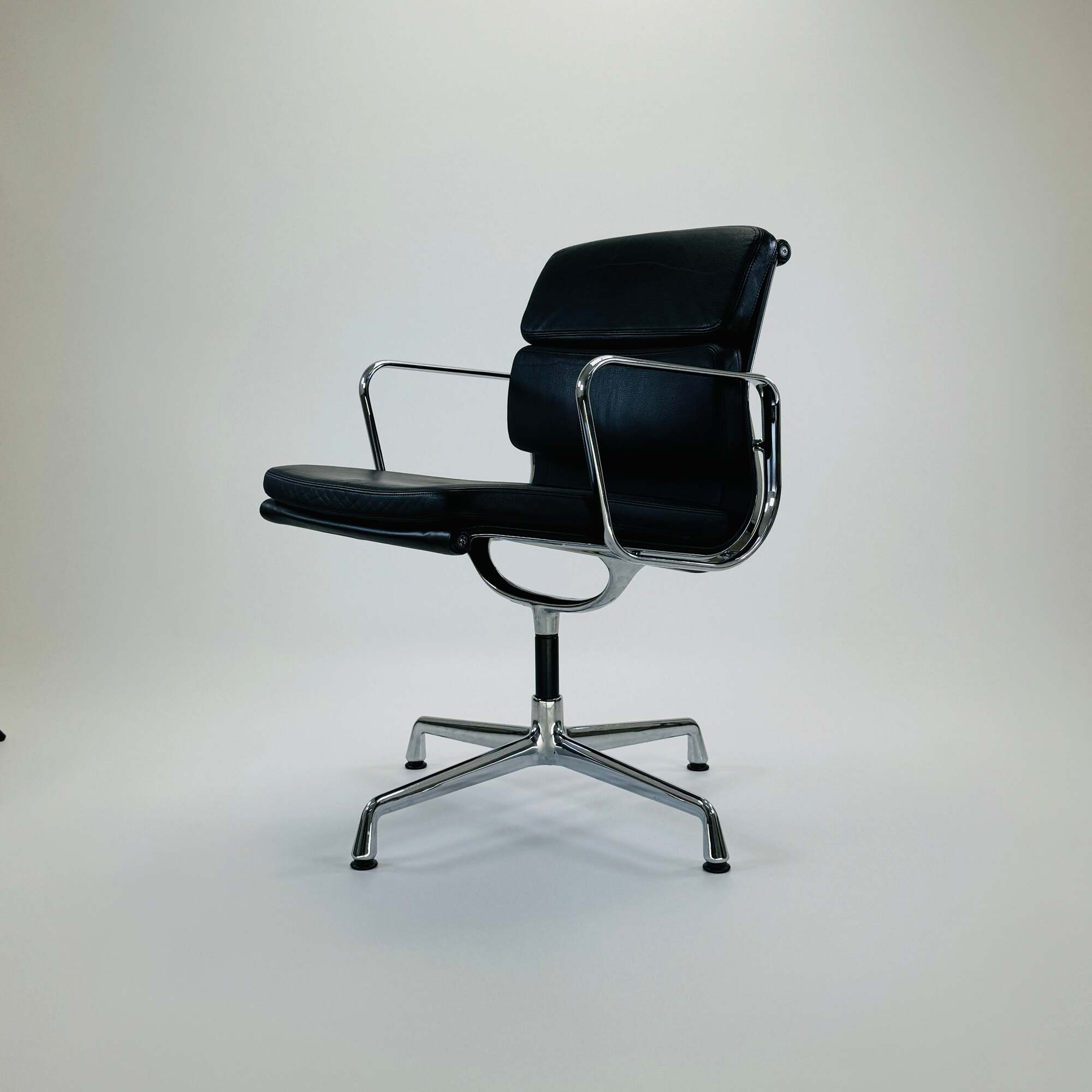 Vitra Eames EA208 Soft Pad Chair Leder Schwarz 0