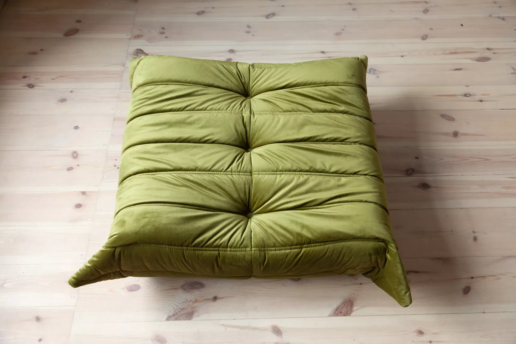 Set poltrona e pouf Togo velluto verde oliva 7