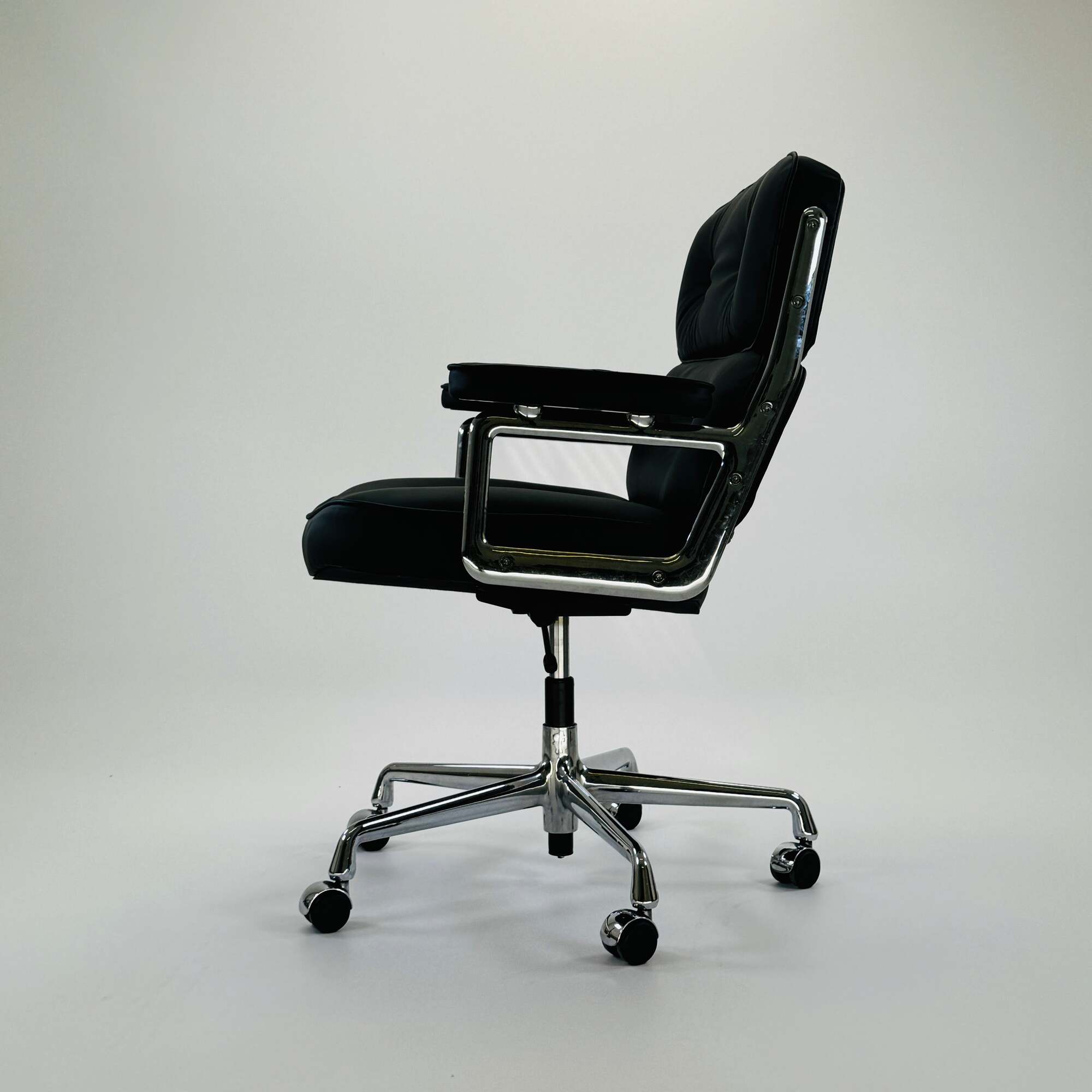 ES 104 Eames Lobby Chair Leder Schwarz 7