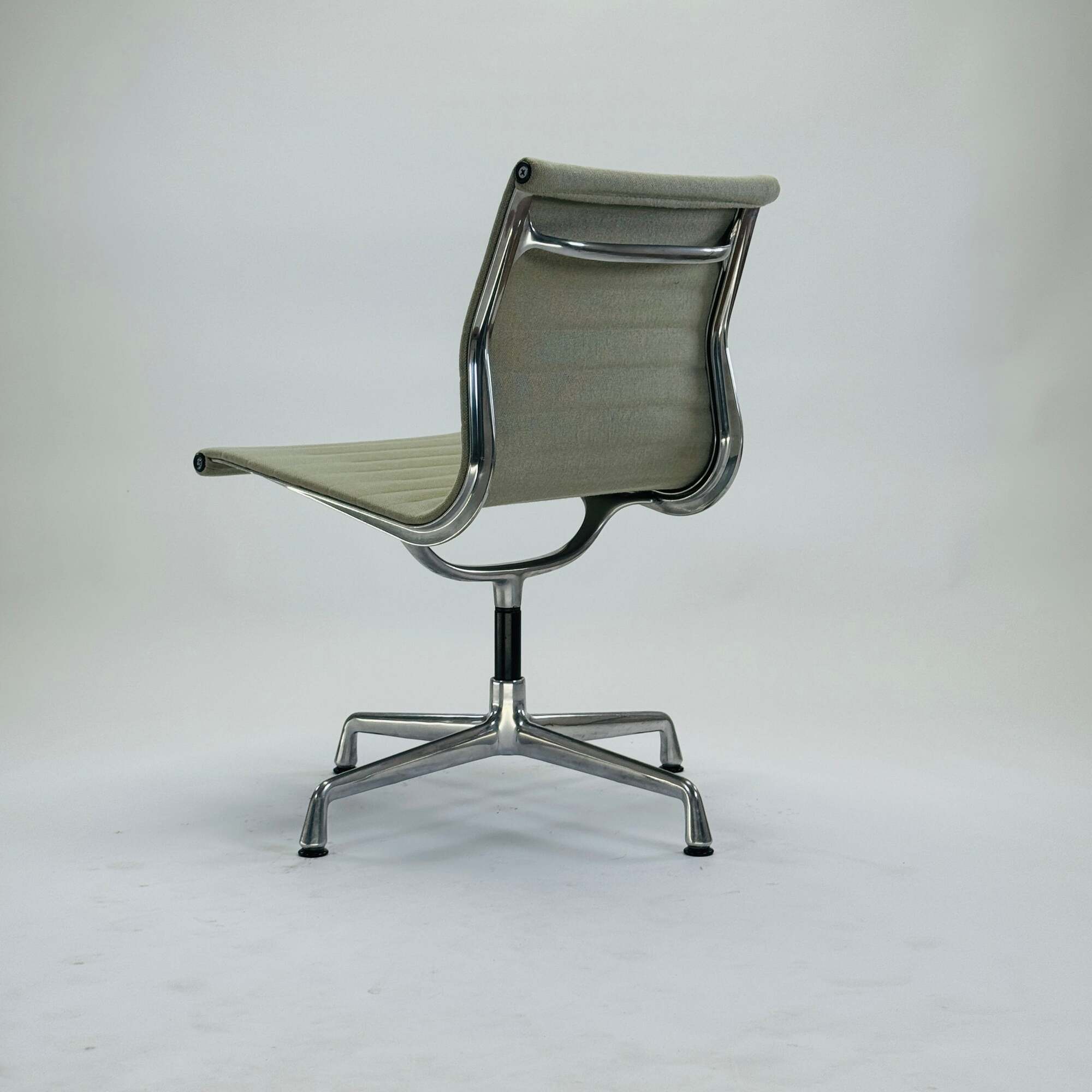 EA 105 Chair Aluminium Hellgrün 2