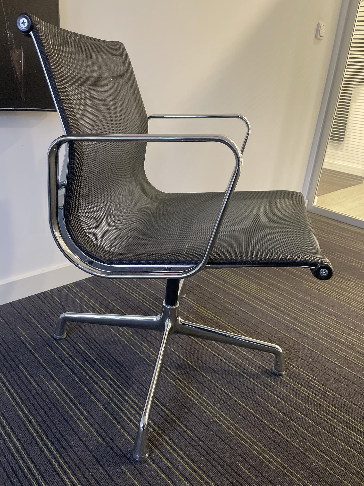 Charles Eames EA108 Aluminium Chair Netzstoff Schwarz 1