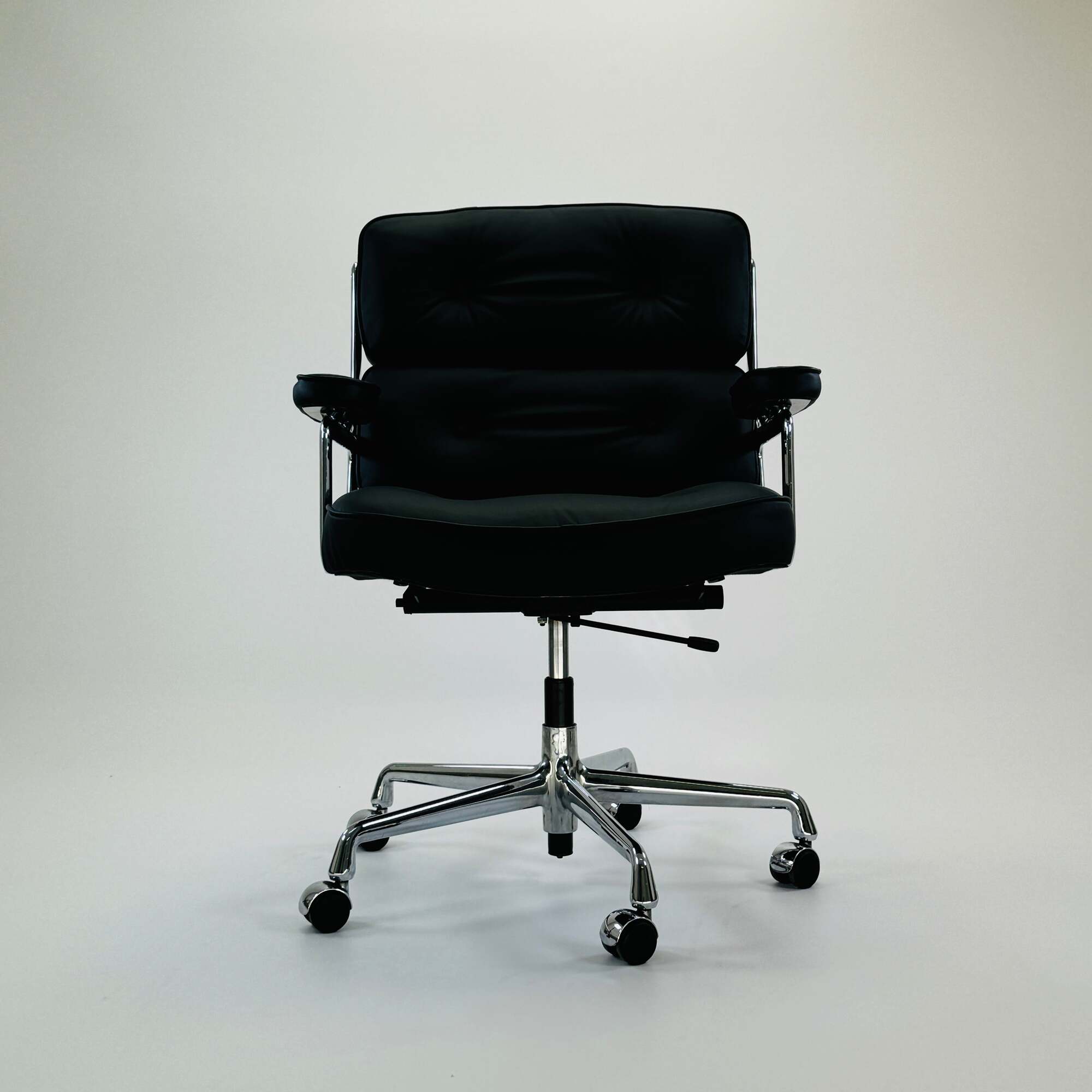 ES 104 Eames Lobby Chair Leder Schwarz 6