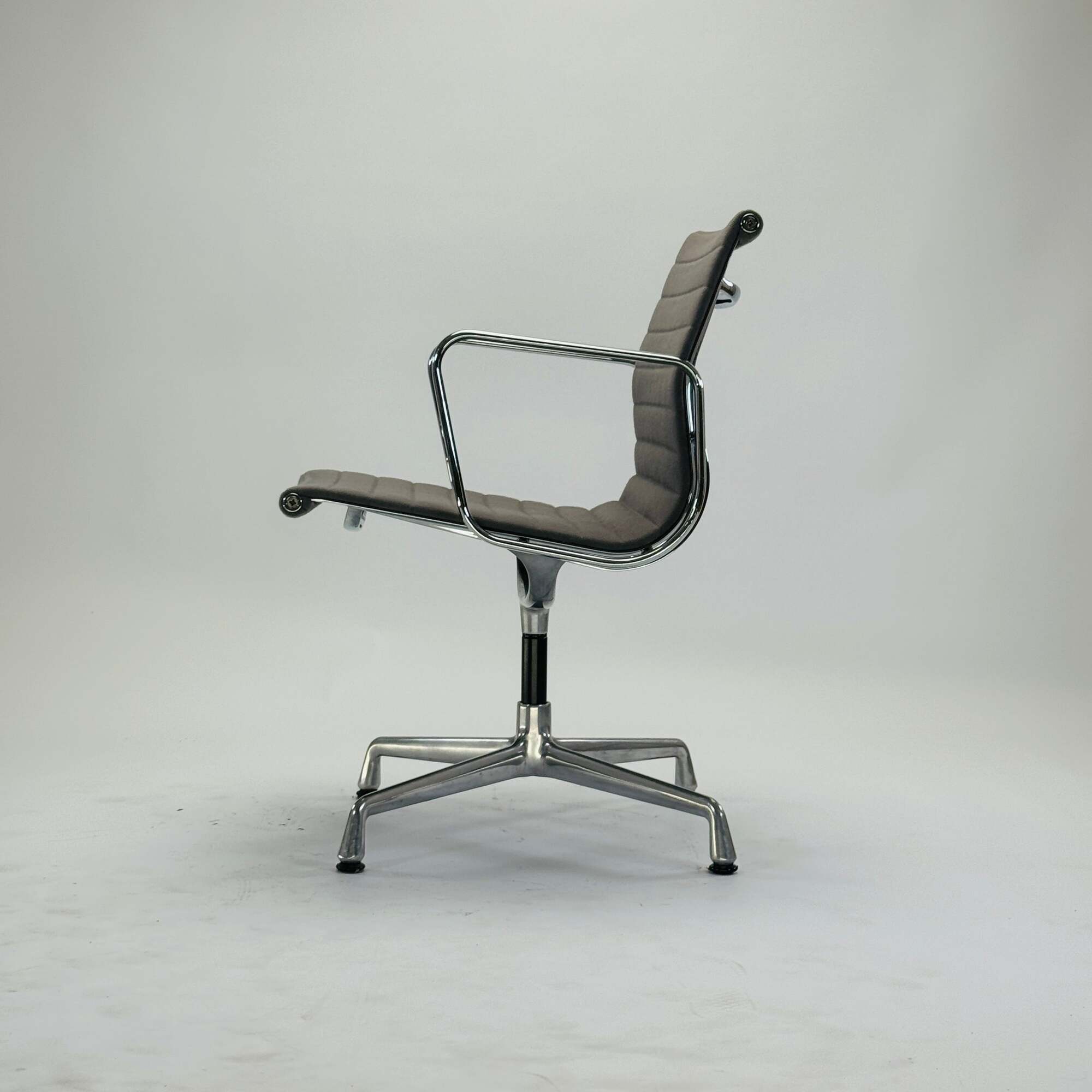 Eames EA 108 Aluminium Chair Grau 3