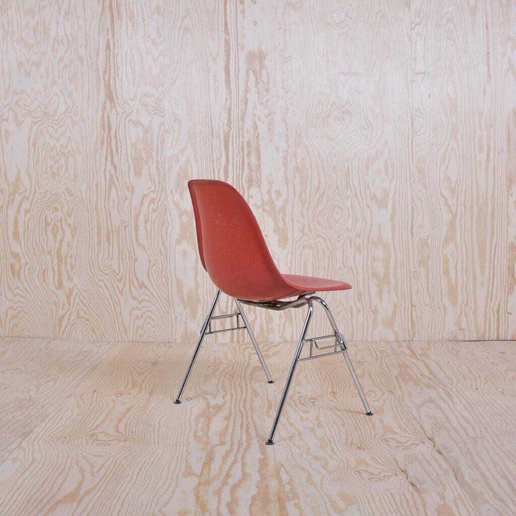 Eames Fiberglass Side Chair by Herman Miller Kaminrot 5