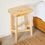 Minimalistischer Hocker aus Vollholz  2