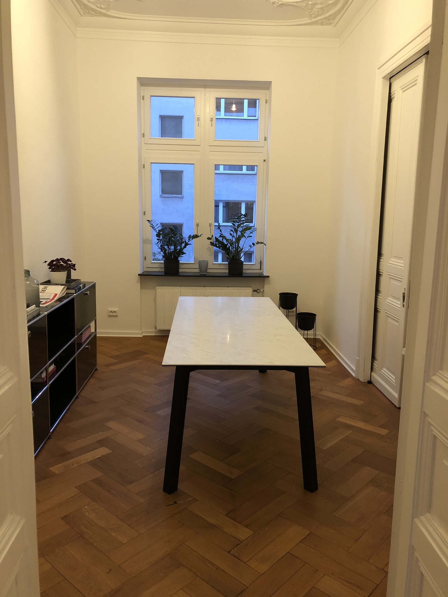 Dining table Metal frame Ceramic top Marble look 2