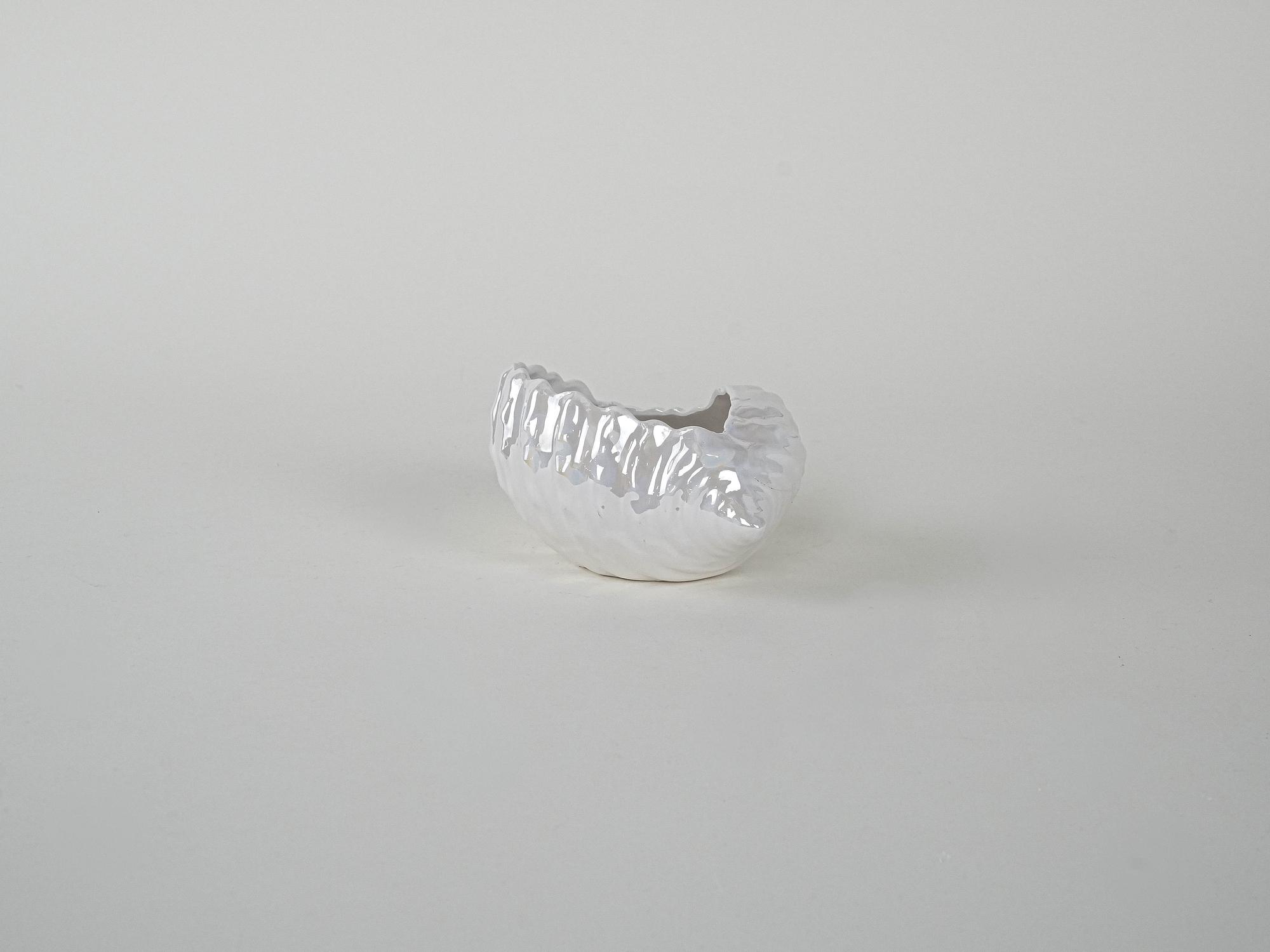 Decorative porcelain shell-shaped bowl White 1970s 4