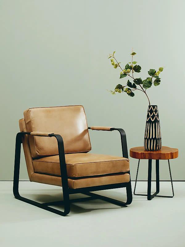Arlo Kleine gravierte Holzvase
 5