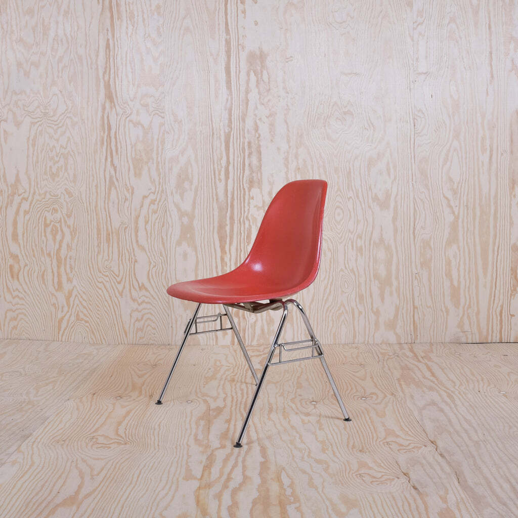 Eames Fiberglass Side Chair by Herman Miller Kaminrot 0