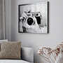 Holding Camera Kunstdruck mit Rahmen Schwarz Weiß 0
