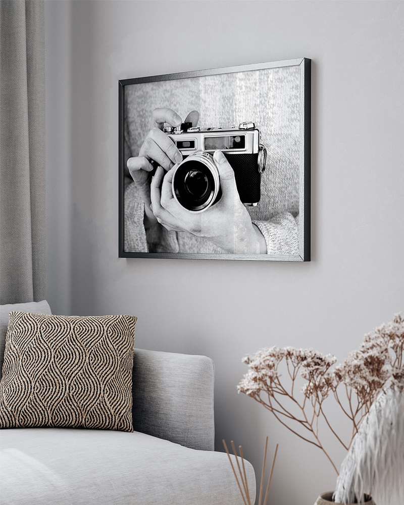 Holding Camera Kunstdruck mit Rahmen Schwarz Weiß 0