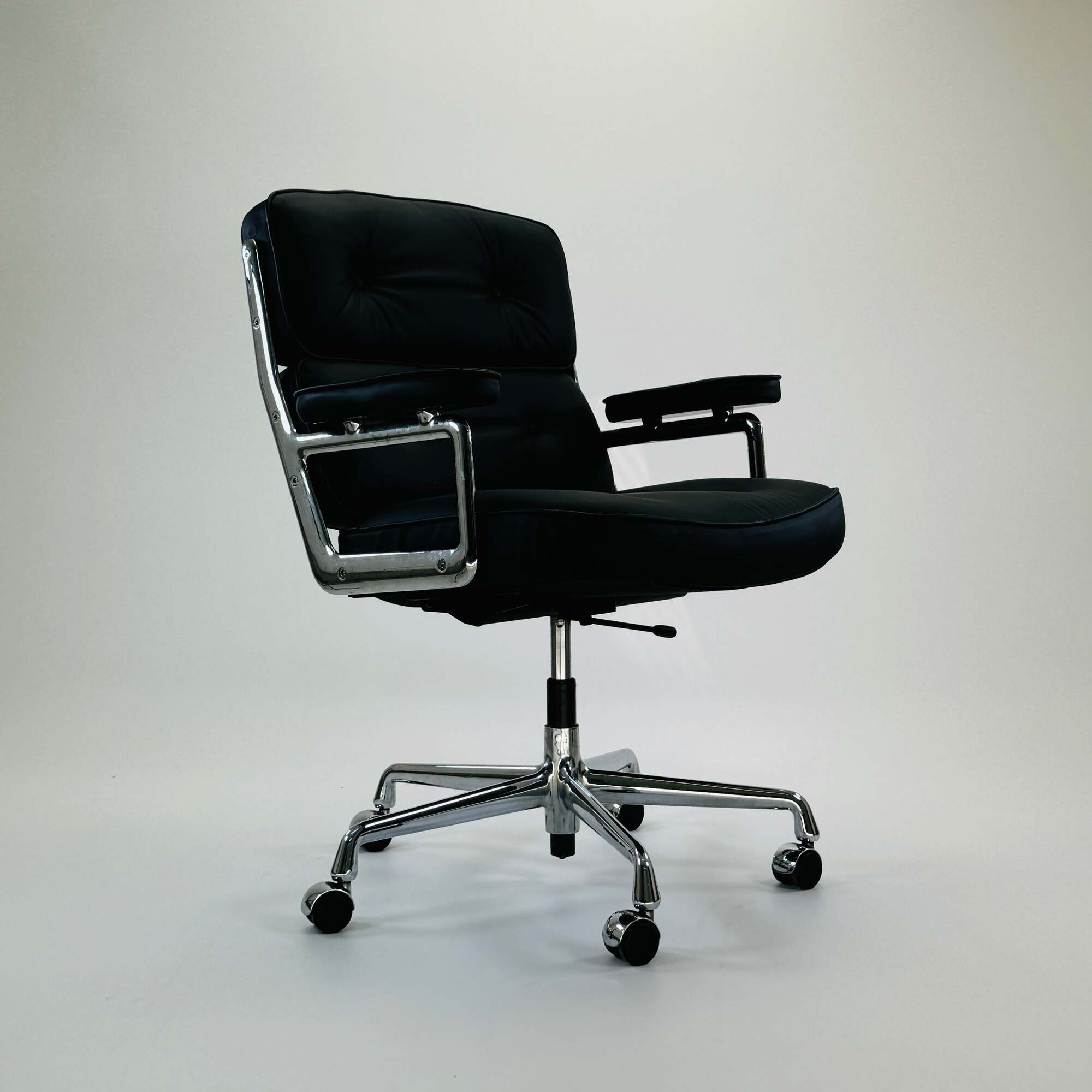 ES 104 Eames Lobby Chair Leder Schwarz 0