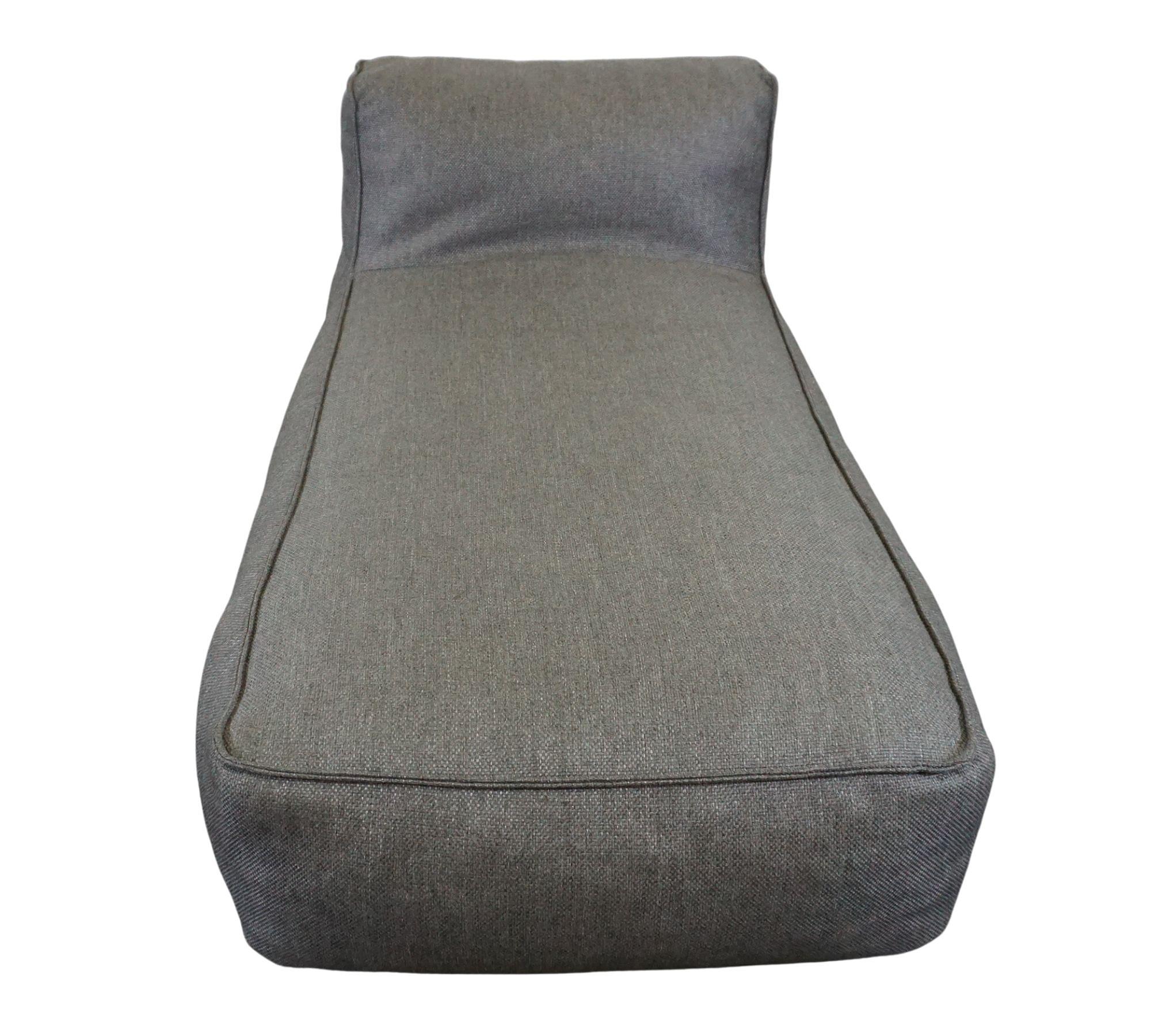 The only German parts of the text are the brand and product name, "Grow Outdoor Chaiselongue Coal 62073".

Here's the translation:

Grow Outdoor Chaise Lounge Coal 62073 4