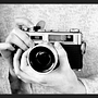 Holding Camera Kunstdruck mit Rahmen Schwarz Weiß 1