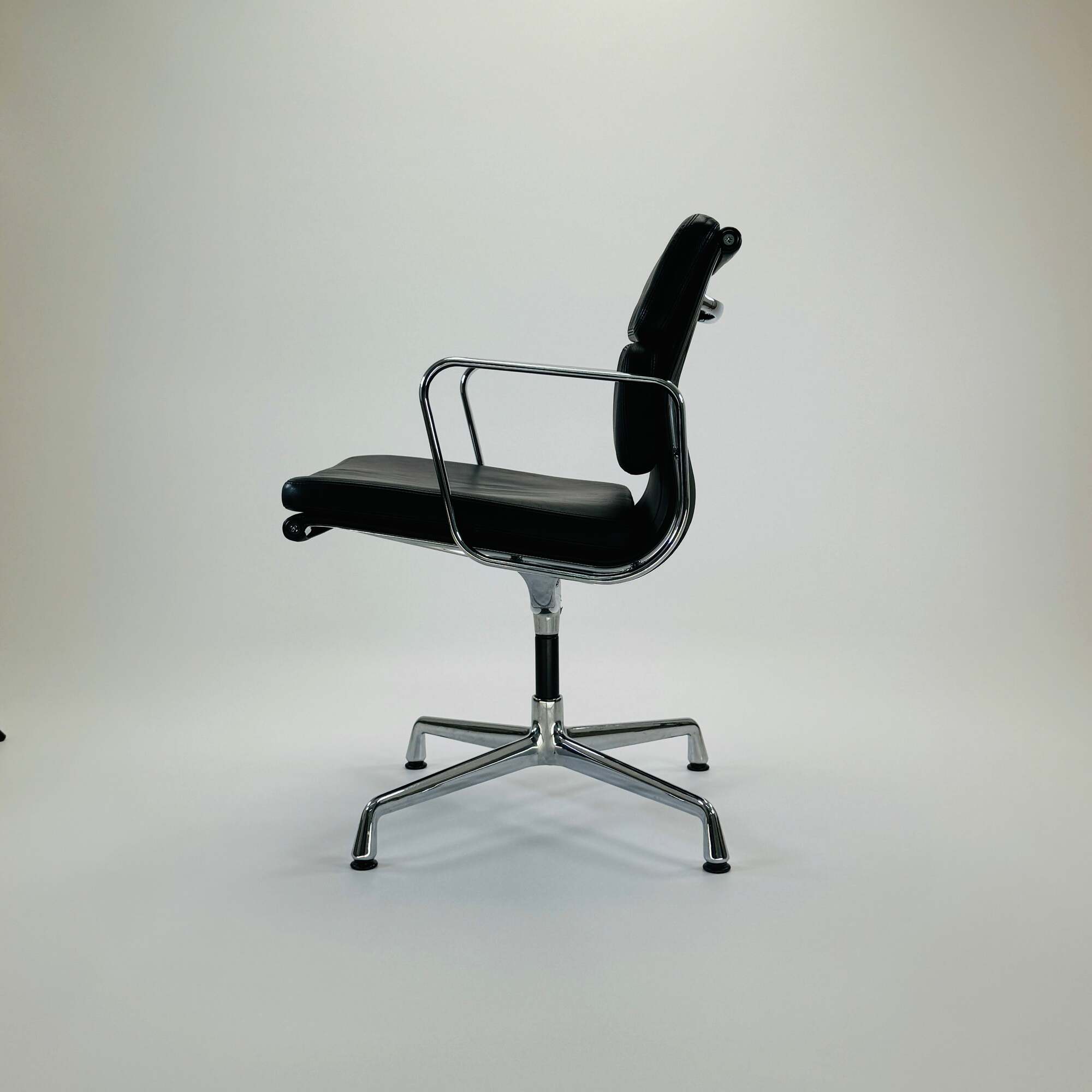 Vitra Eames EA208 Soft Pad Chair Leder Schwarz 7