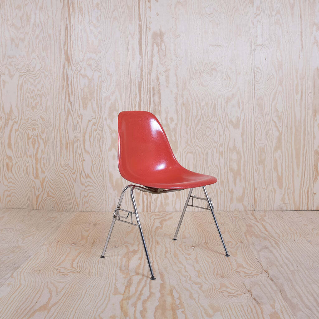 Eames Fiberglass Side Chair by Herman Miller Kaminrot 2