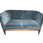 Mayor AJ6 Sofa Samt Walnussholz Blau 1