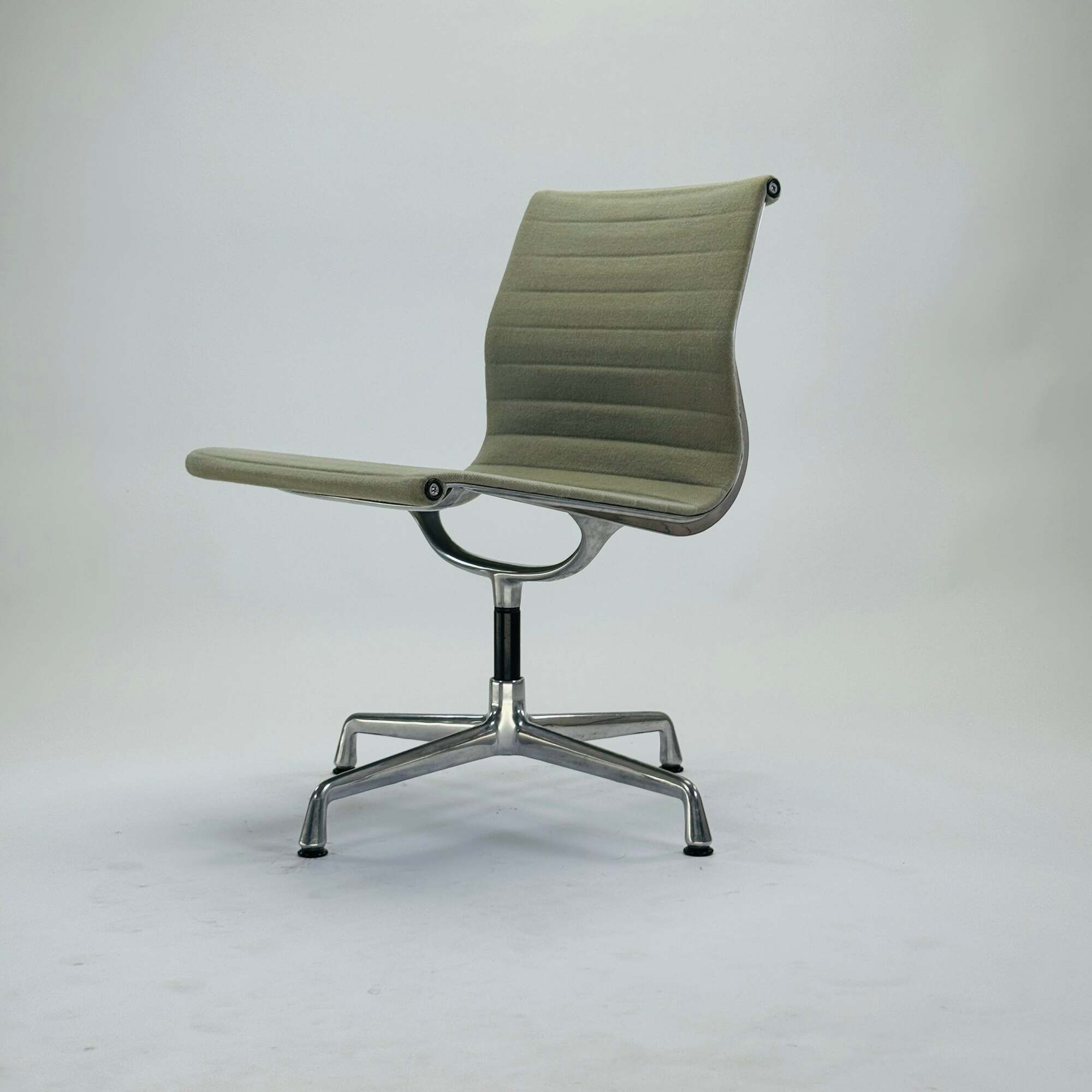 EA 105 Chair Aluminium Hellgrün 0