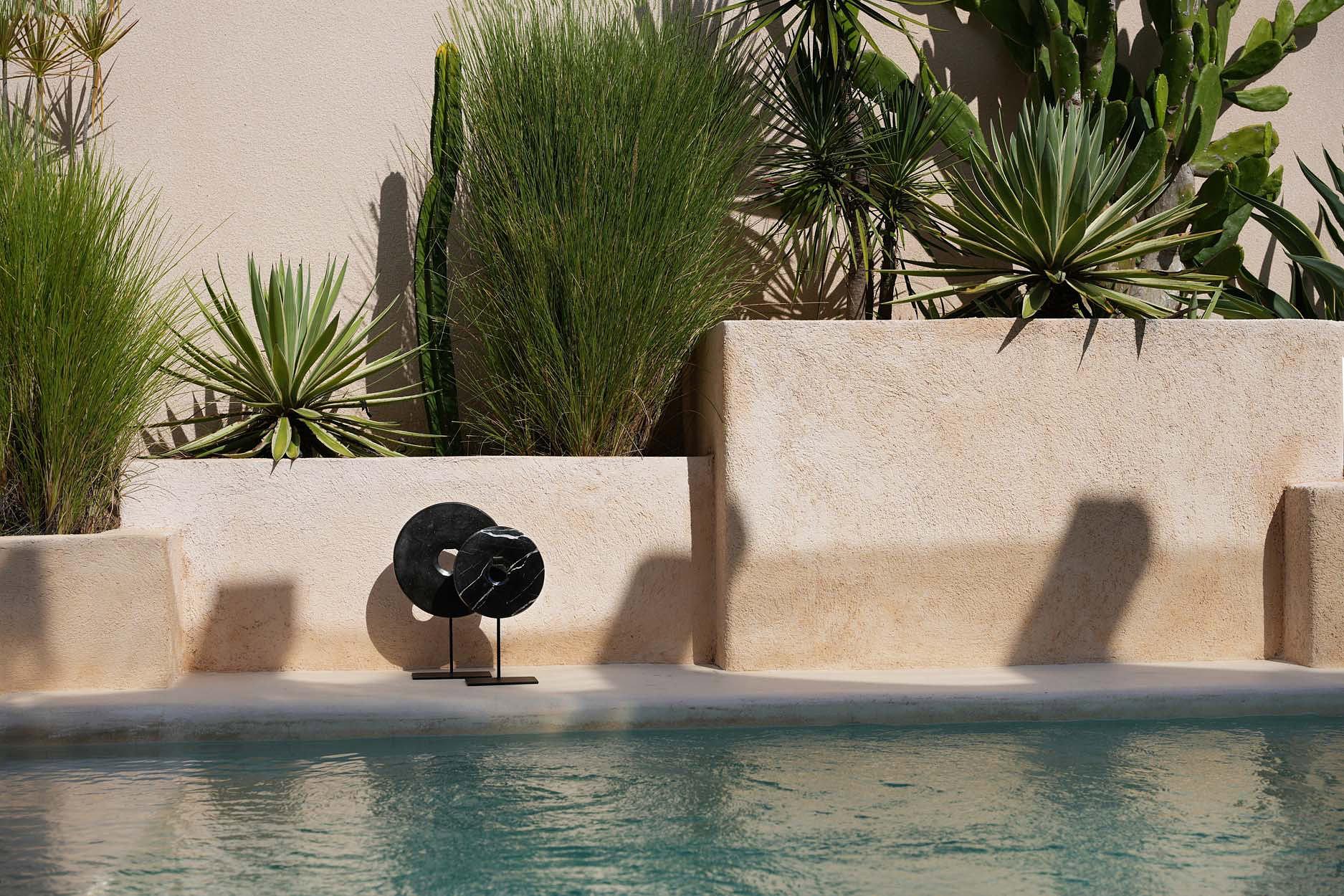 Plate on stand Marble Black 1