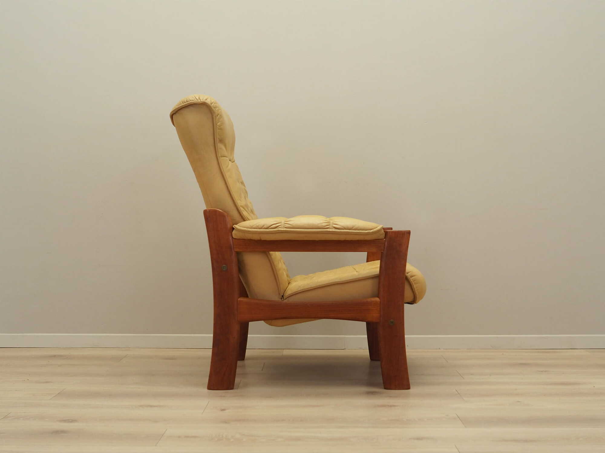 Poltrona in teak e pelle gialla, anni '60 6