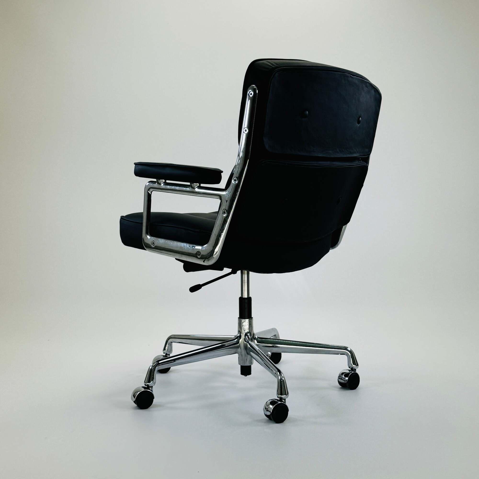 ES 104 Eames Lobby Chair Leder Schwarz 3