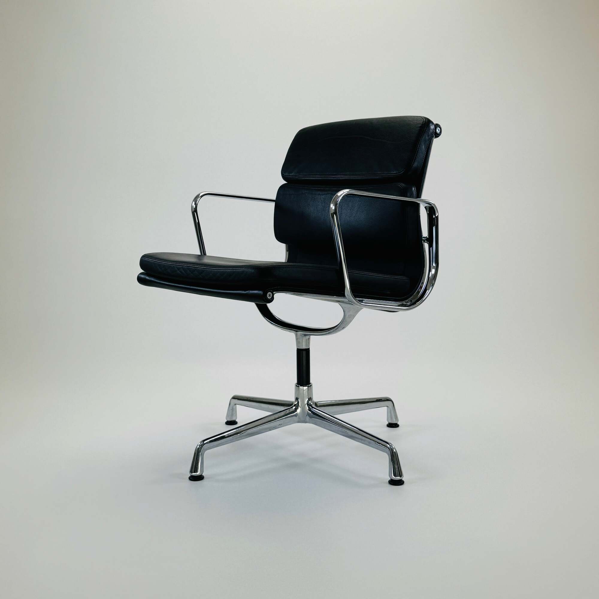 Vitra Eames EA208 Soft Pad Chair Leder Schwarz 5