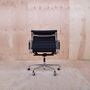 Eames EA 117 Aluminium Chair Schwarz 4