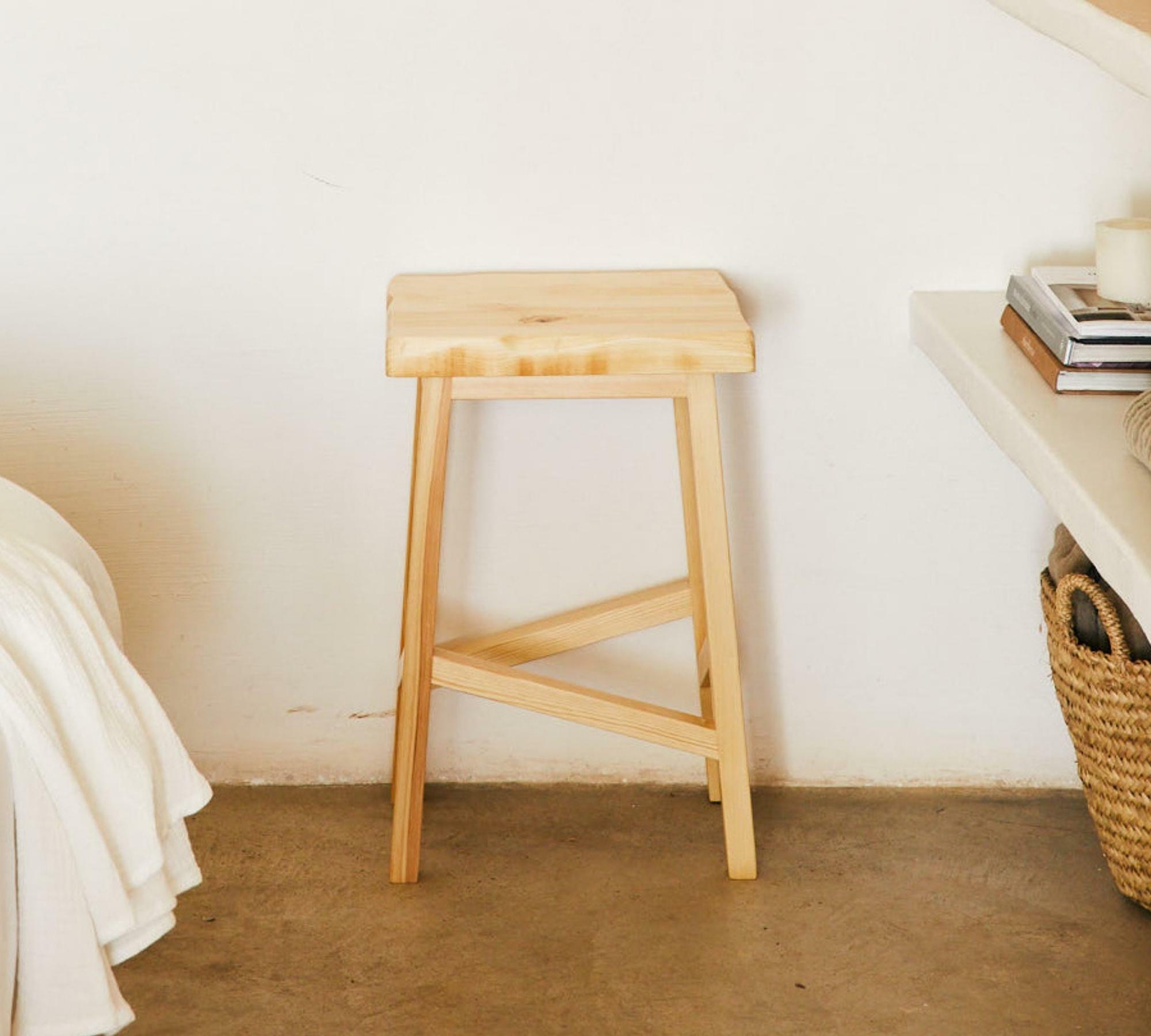 Minimalistischer Hocker aus Vollholz  3