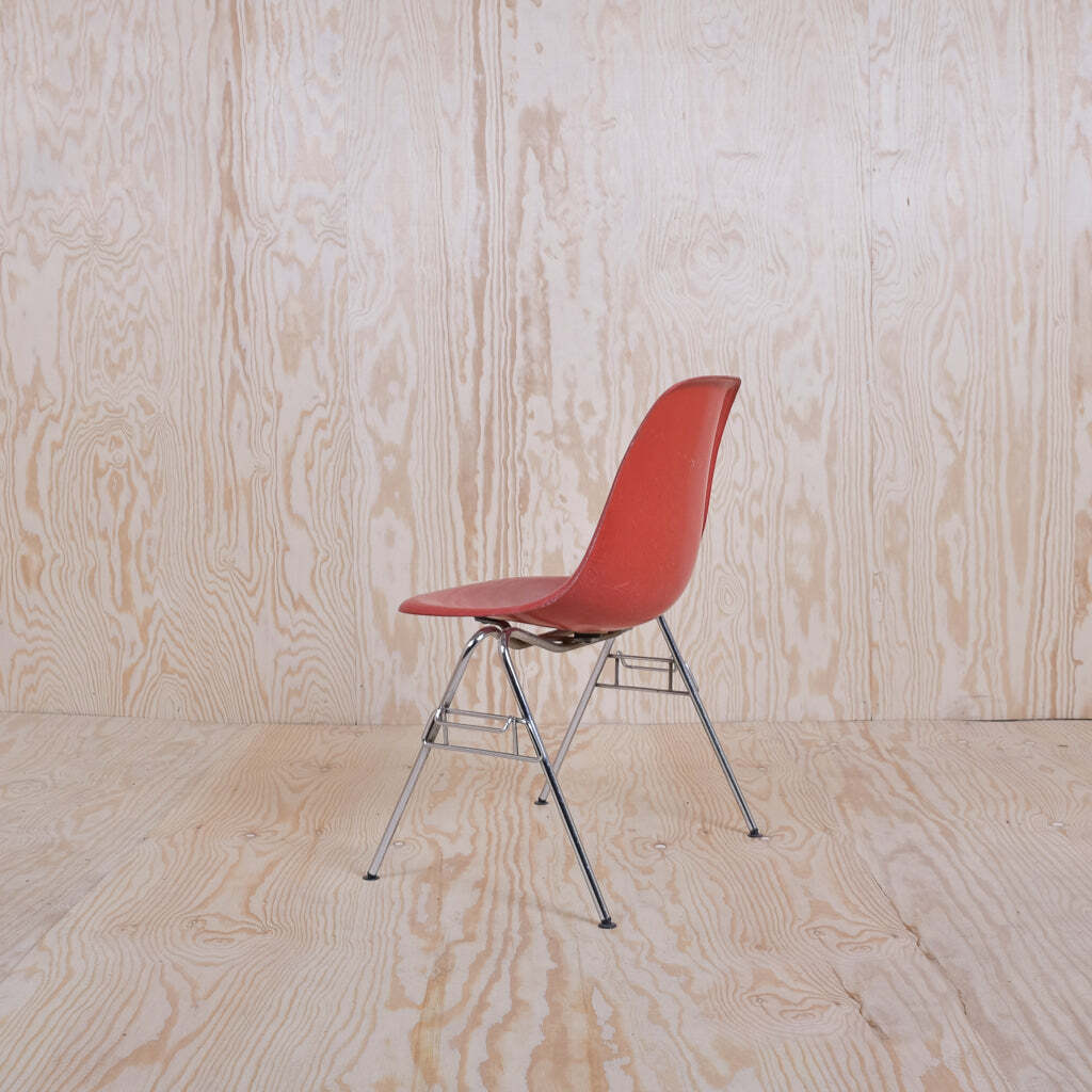 Eames Fiberglass Side Chair by Herman Miller Kaminrot 7