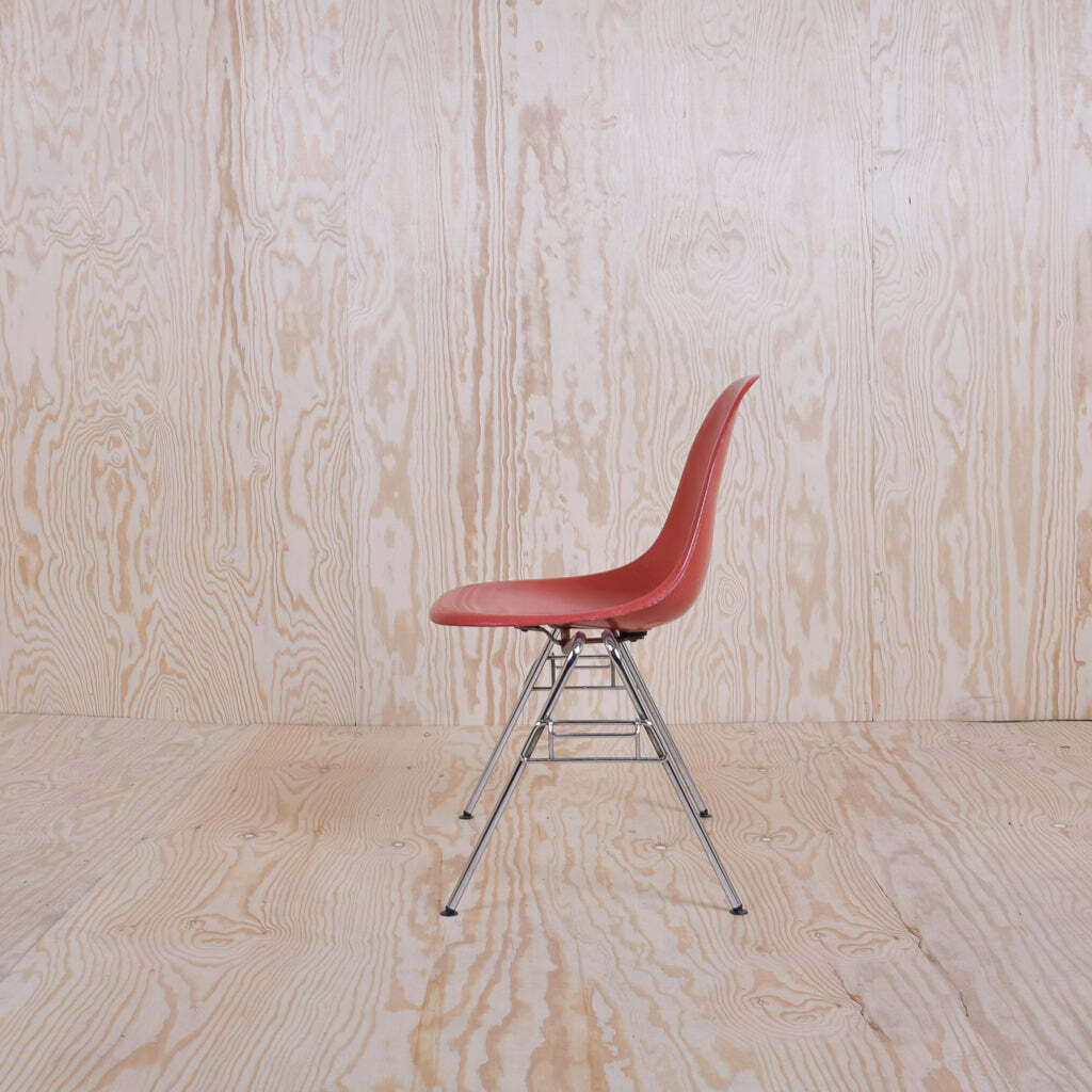 Eames Fiberglass Side Chair by Herman Miller Kaminrot 8