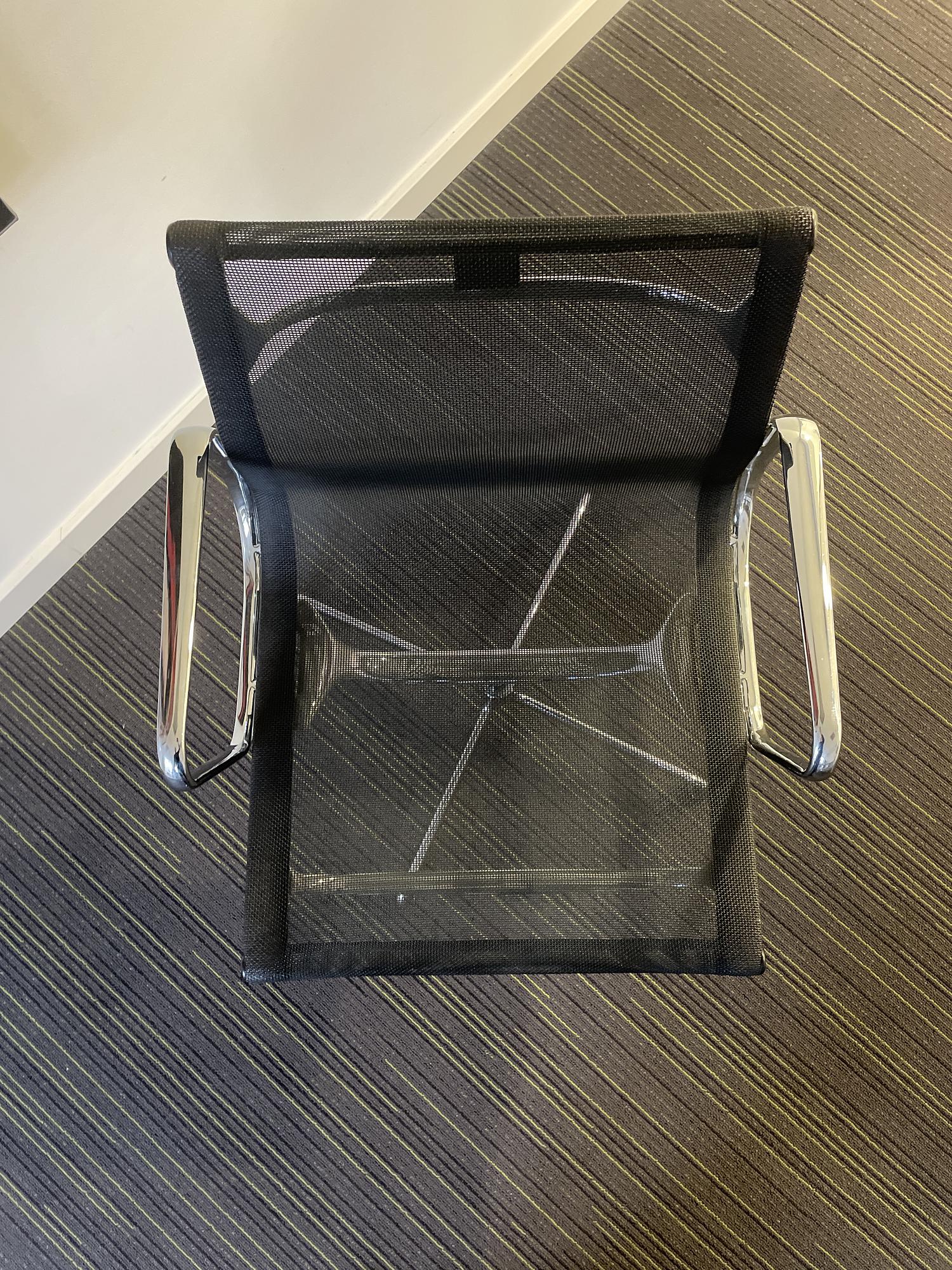 Charles Eames EA108 Aluminium Chair Netzstoff Schwarz 5