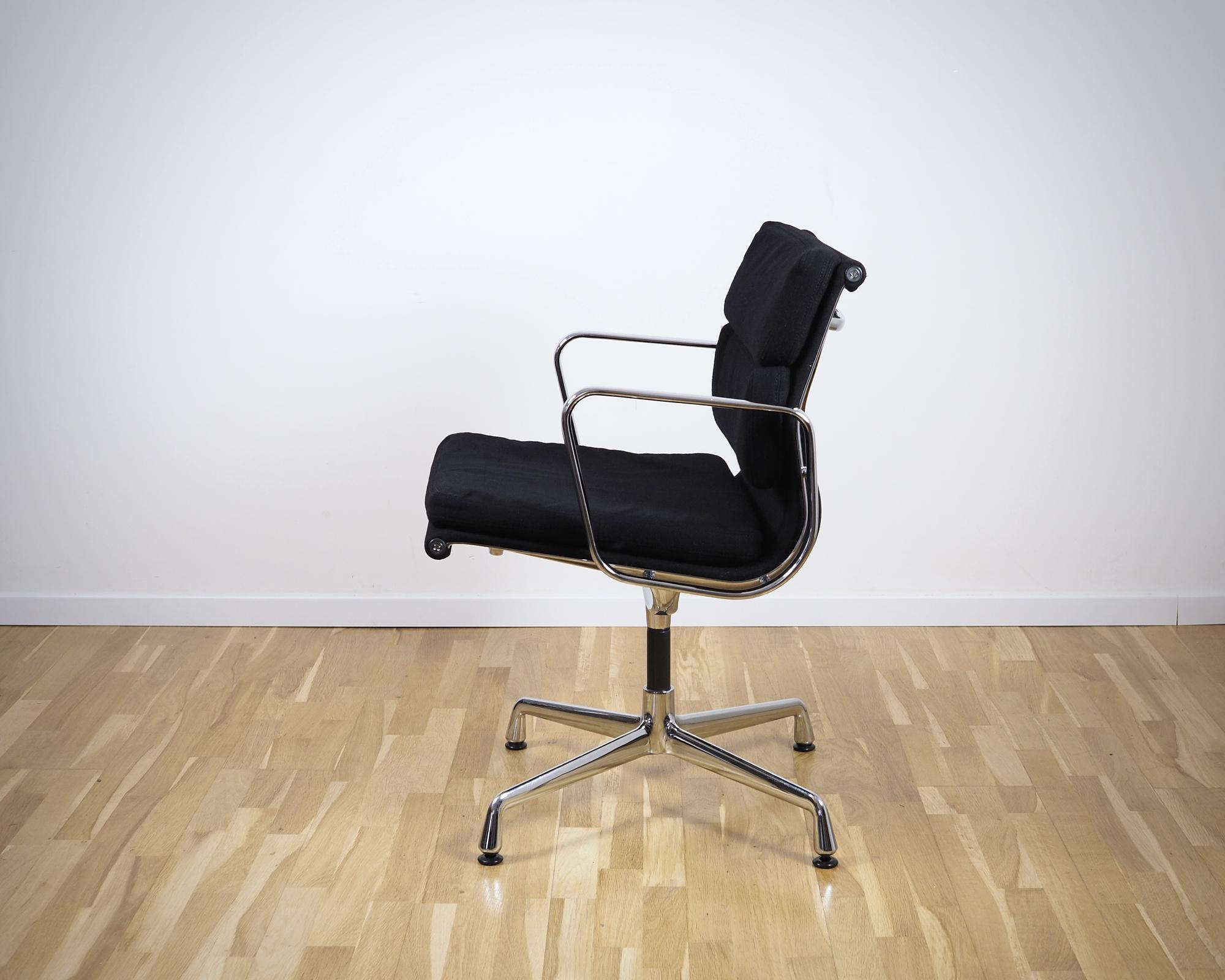 Vitra Eames EA208 Soft Pad Chair Cozy Black 1