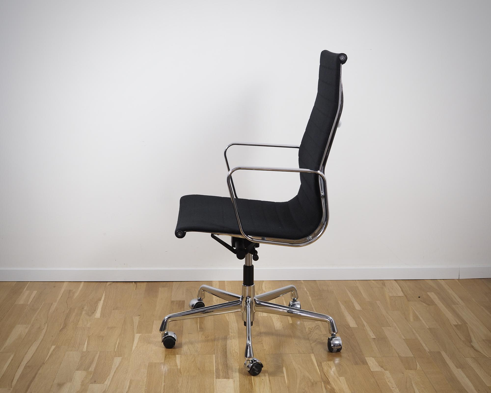 EA 119 Aluminium Chair Hopsack Schwarz 1