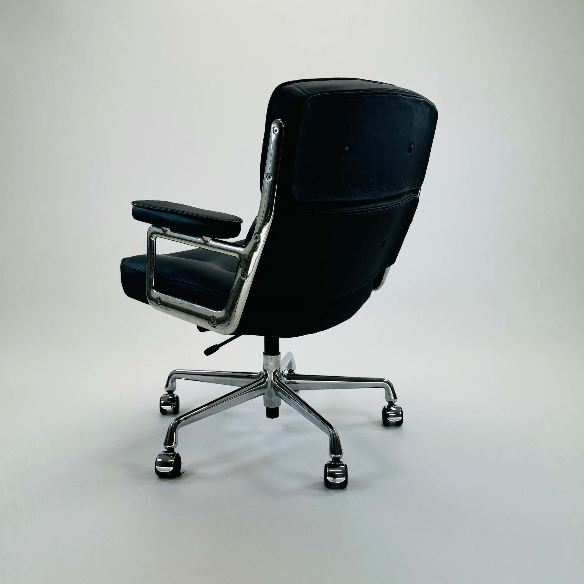 ES 104 Eames Lobby Chair Leder Schwarz 9