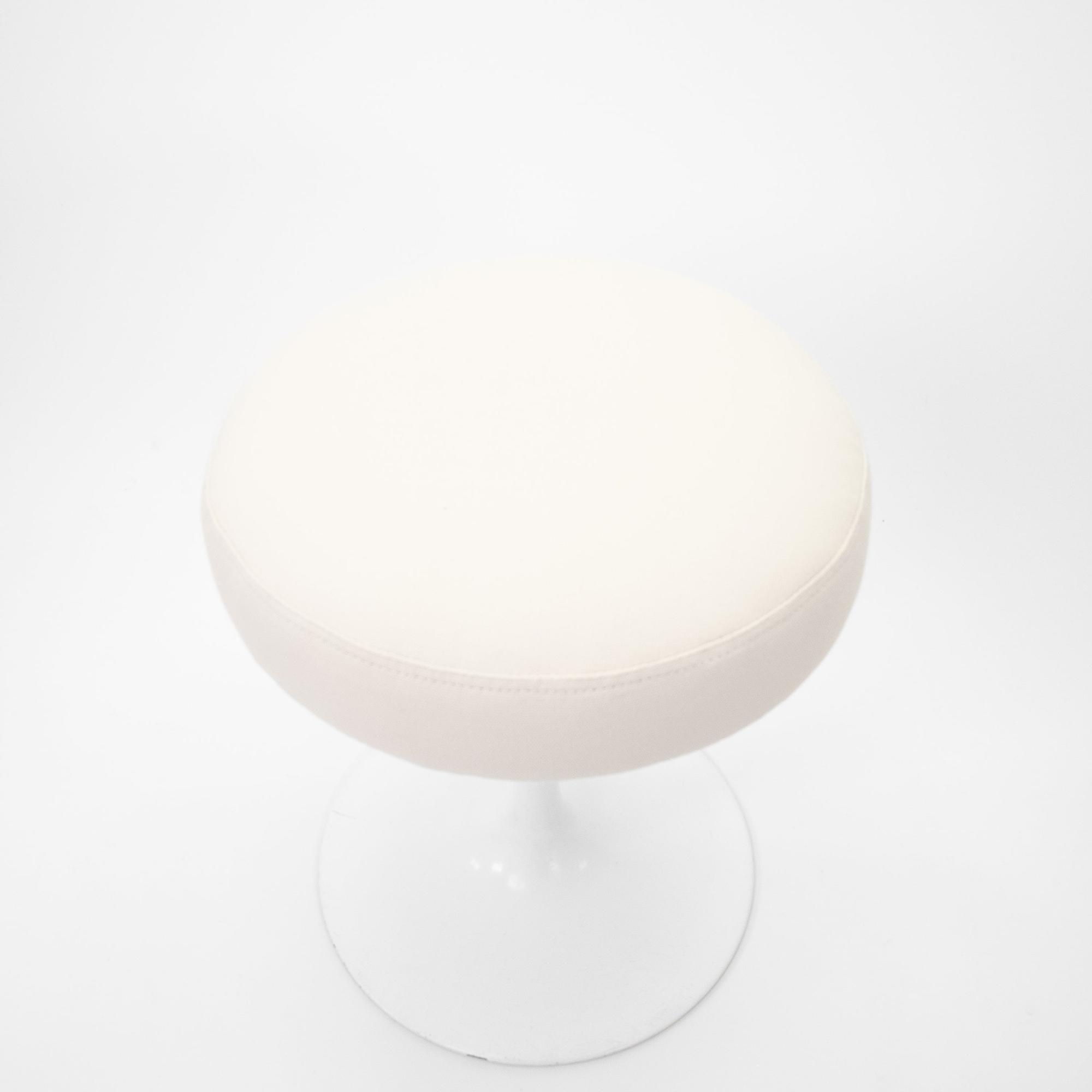 Eero Saarinen Tulip Hocker Weiß 5