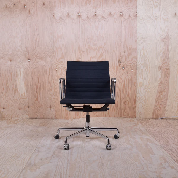 Eames EA 117 Aluminium Chair Schwarz 1
