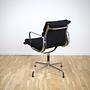 Vitra Eames EA208 Soft Pad Chair Cozy Schwarz 2