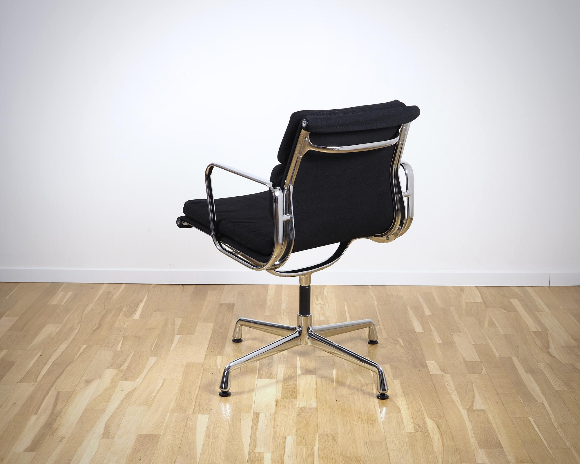 Vitra Eames EA208 Soft Pad Chair Cozy Black 2