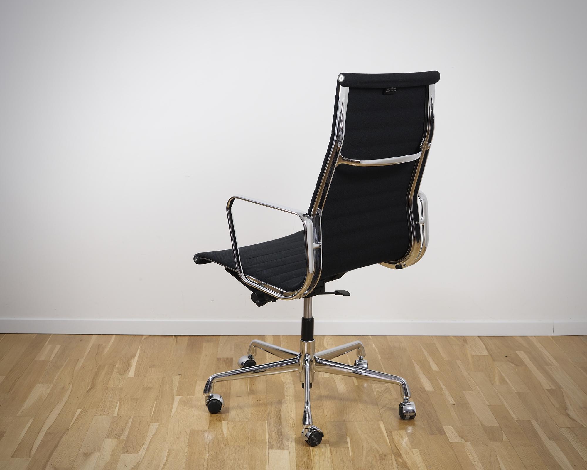 EA 119 Aluminium Chair Hopsack Schwarz 2