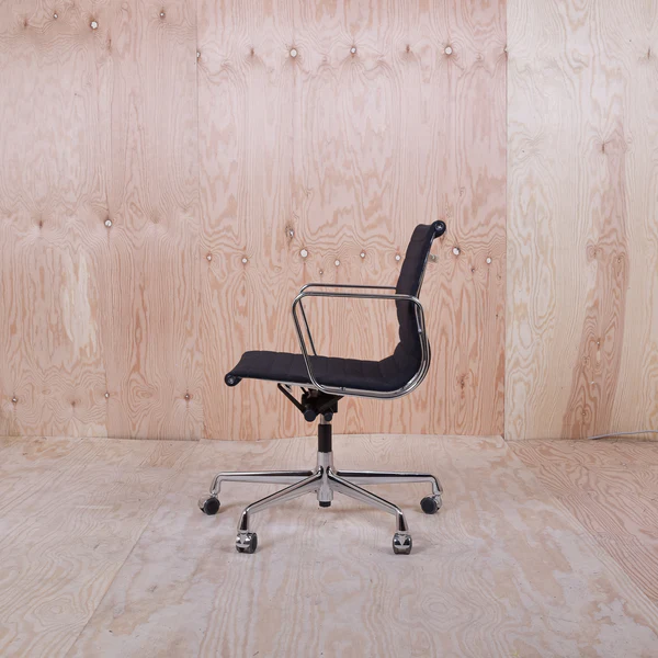 Eames EA 117 Aluminium Chair Schwarz 2