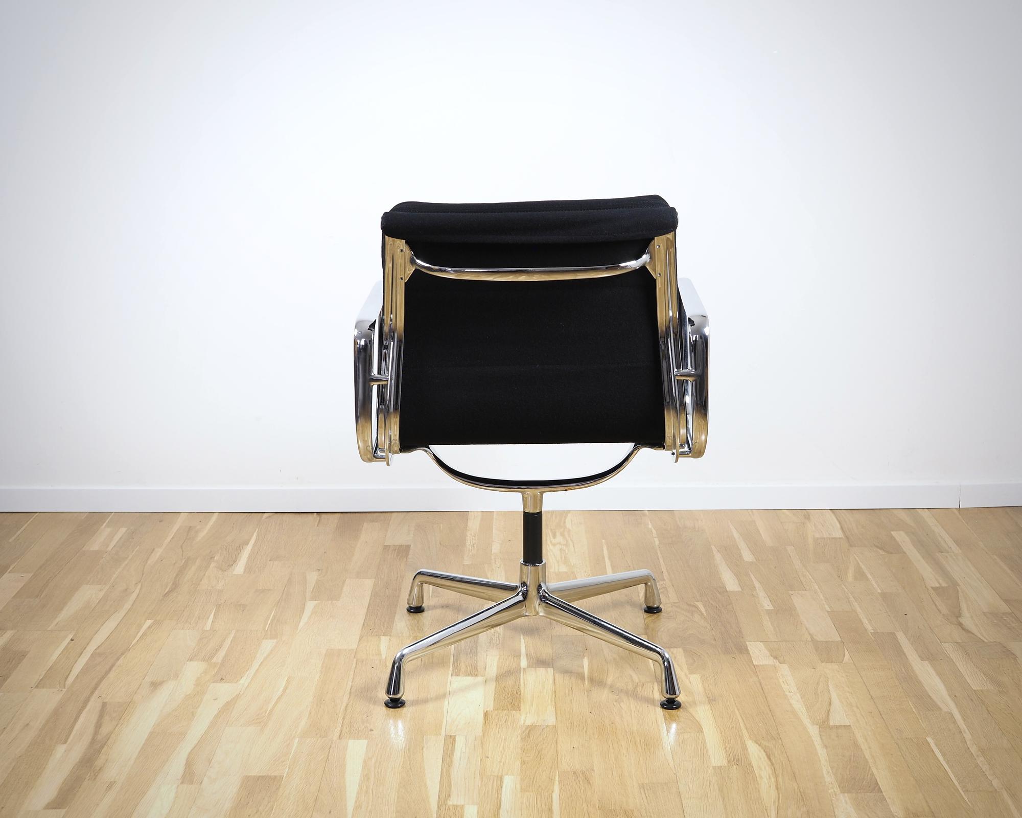 Vitra Eames EA208 Soft Pad Chair Cozy Black 3