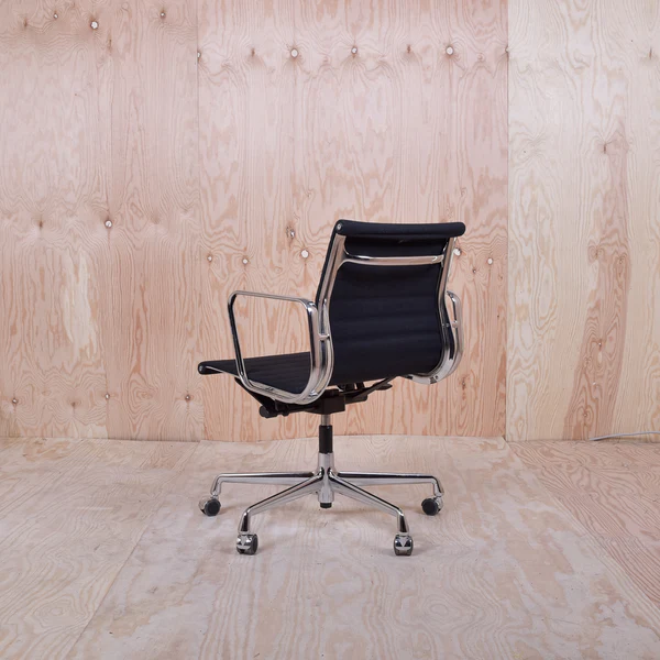 Eames EA 117 Aluminium Chair Schwarz 3