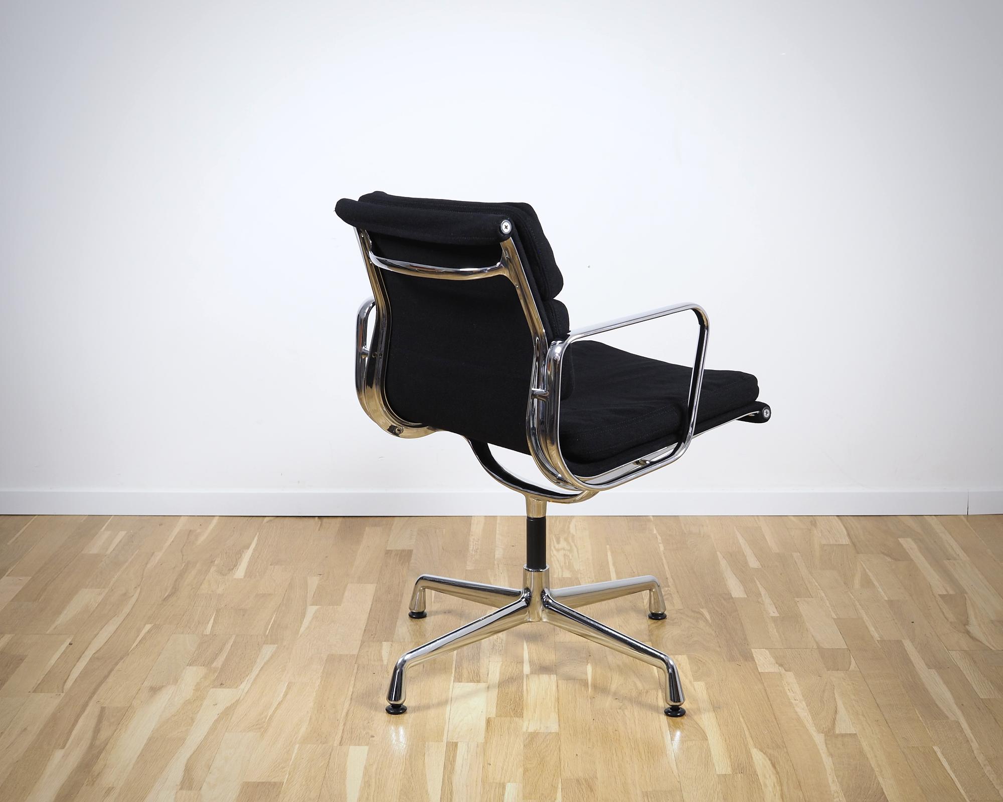 Vitra Eames EA208 Soft Pad Chair Cozy Black 4