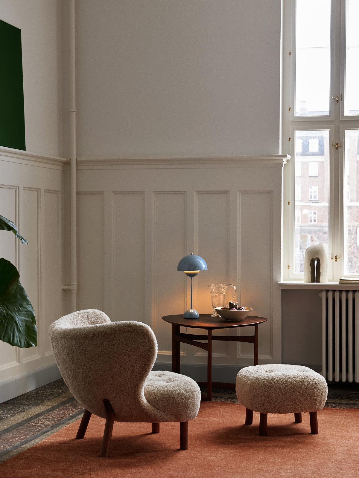 Little Petra VB1 Sessel mit Hocker Schafsfell 2