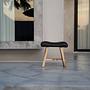 Lo sgabello in Suar con pelle naturale nera 1