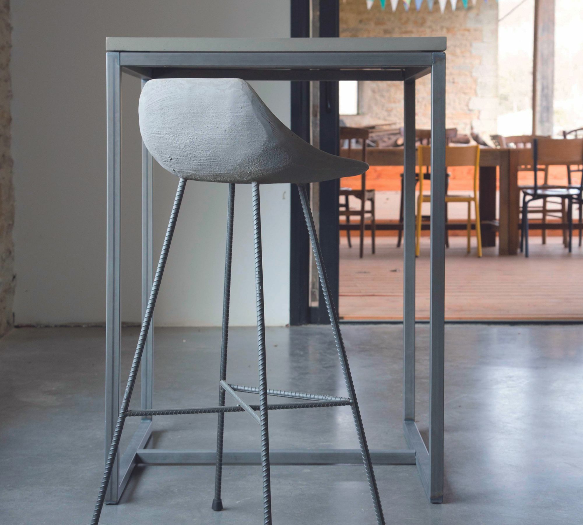 Perspective Bartisch Faserbeton Stahl Grau 7