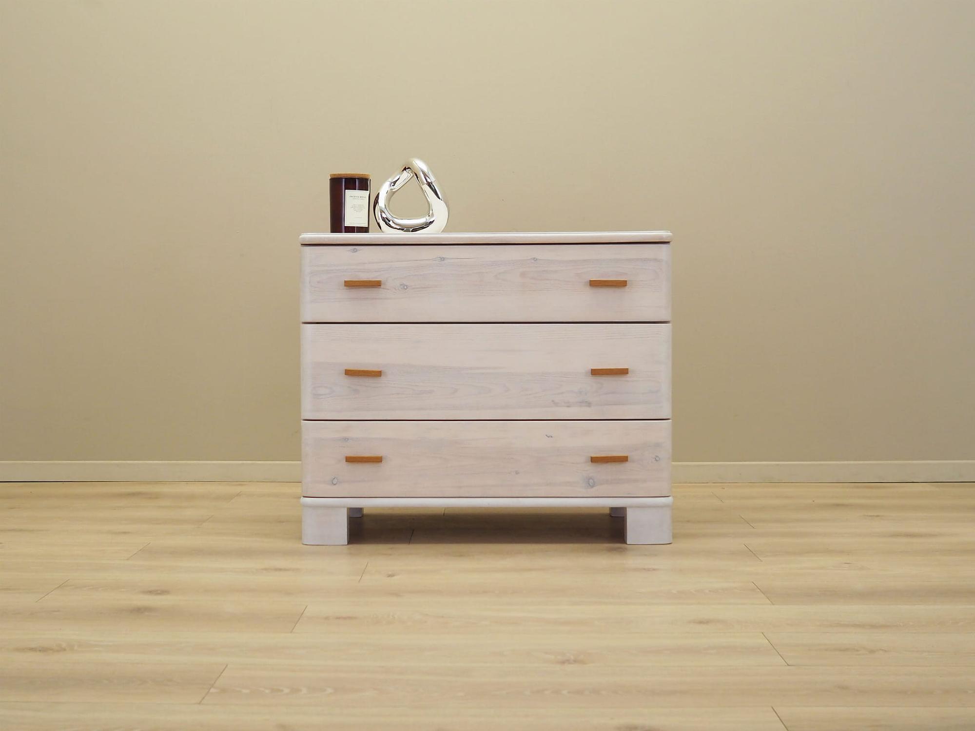 Chest of drawers
Pine wood
1960s 1